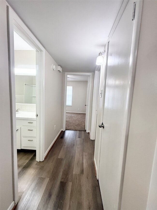 Building Photo - 500 Willow Dr Unit B4