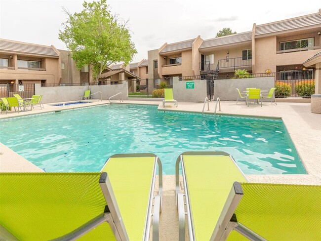 Piscina con terraza para relajarse - Cimarron Place Apartments