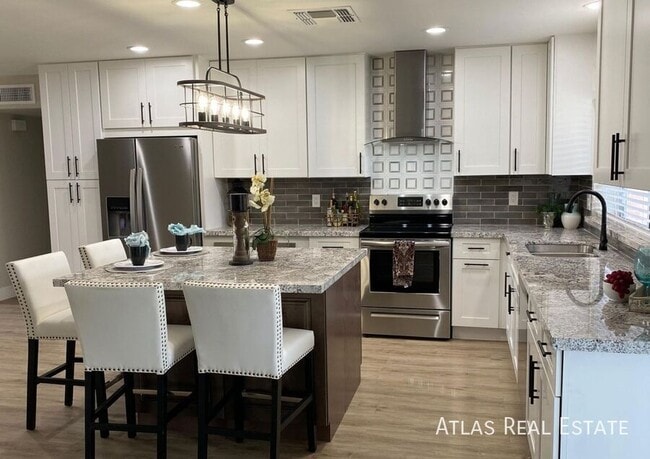 Building Photo - 1808 W Summit Pl Rental