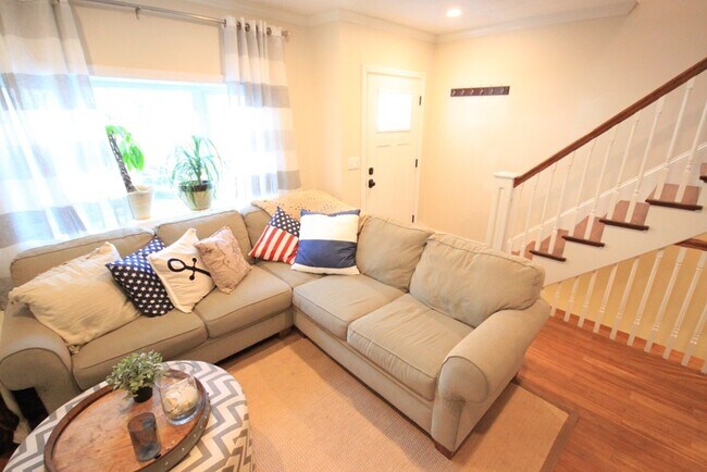 Photo - 429 E 6th St