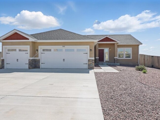 Building Photo - 1382 N Ladonia Dr Rental