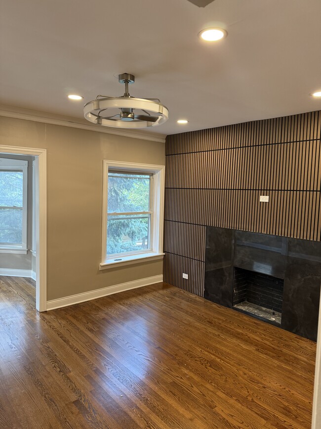 Living room - 1629 W Granville Ave Unit 2