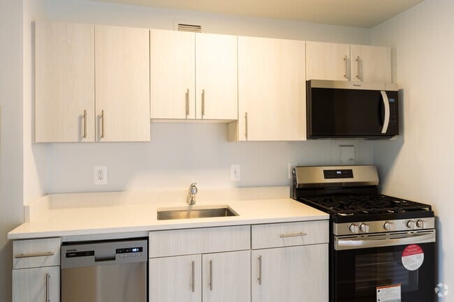 1BR, 1BA - 609SF - Kitchen - Newport West