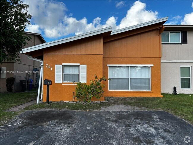 Building Photo - 701 SW 79th Terrace Unit 701 Rental