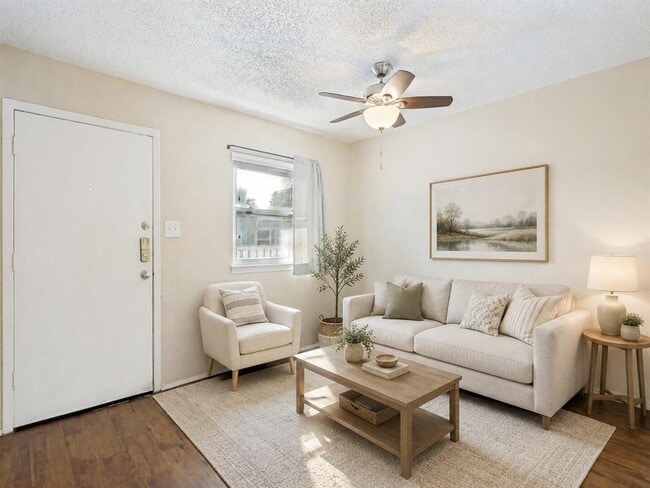 Building Photo - 2401 Manor Rd Unit 218