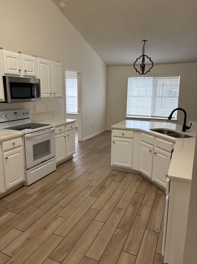 Photo - 342 Manchester Ln