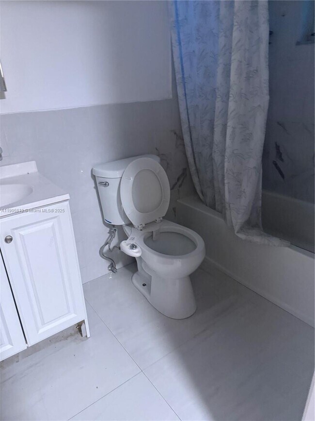 Photo - 317 W 34th St Unidad B