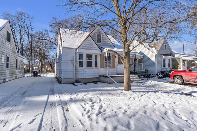 Photo - 11319 Tecumseh Ave