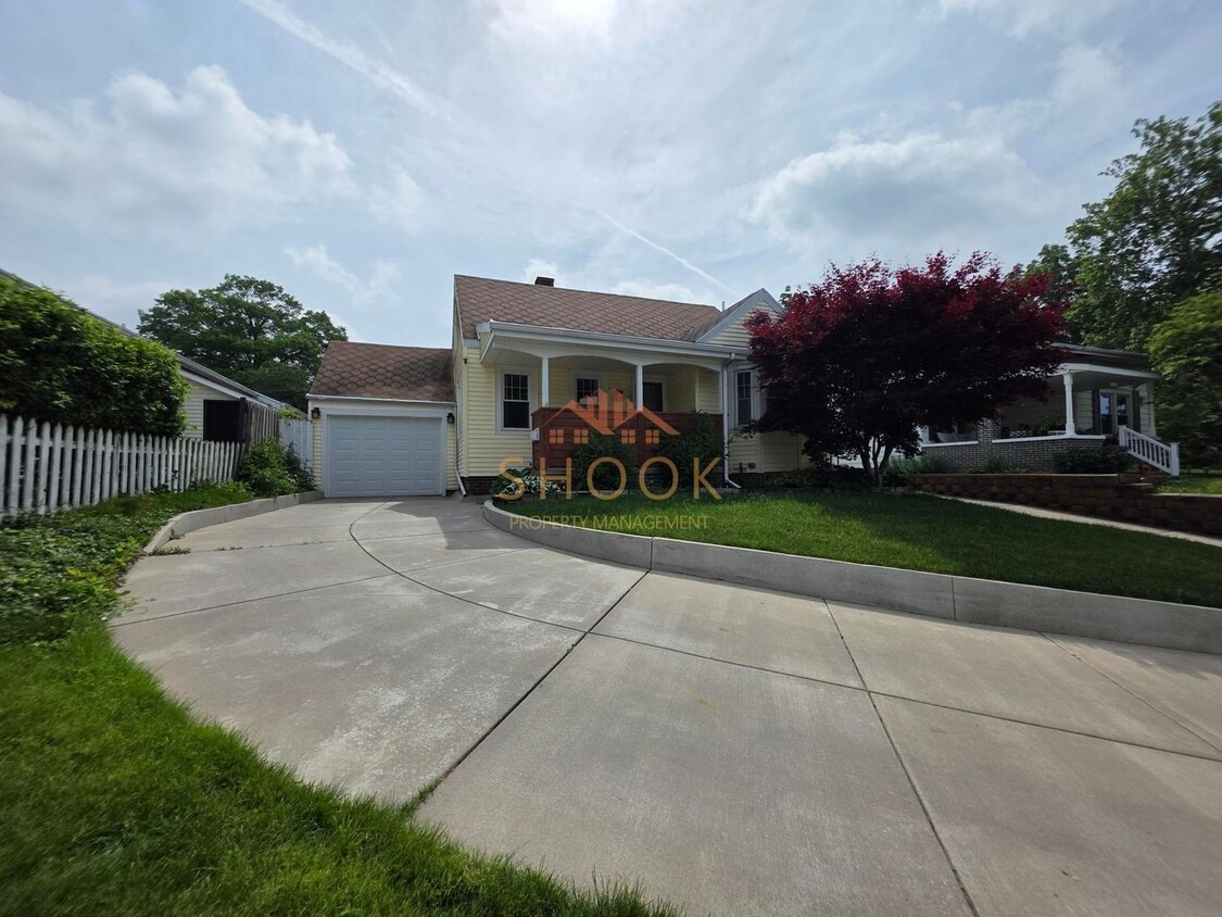 UNIQUE AND COZY 3 BR + BONUS ROOM HOME - UNIQUE AND COZY 3 BR + BONUS ROOM HOME