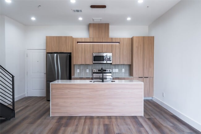 Building Photo - 5614 Larkin St Unit B