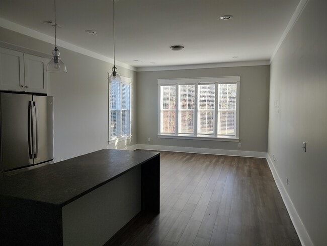 Photo - 3589 Esplanade Way