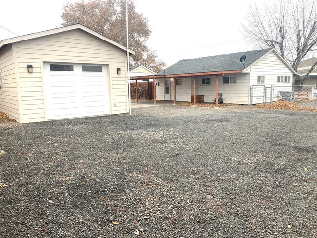 Photo - Entire Home with a SHOP in Richland!