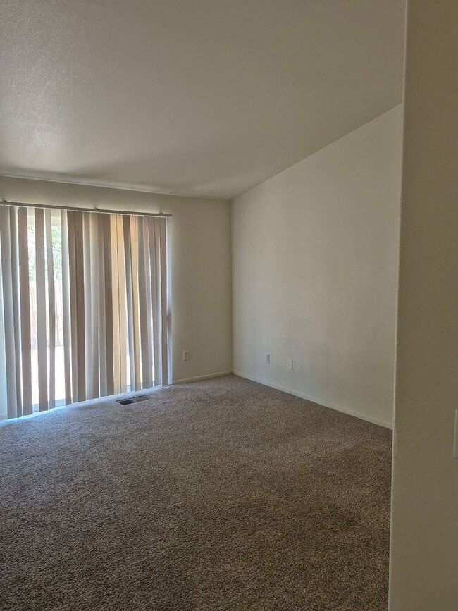 Photo - 290 Emigrant Way