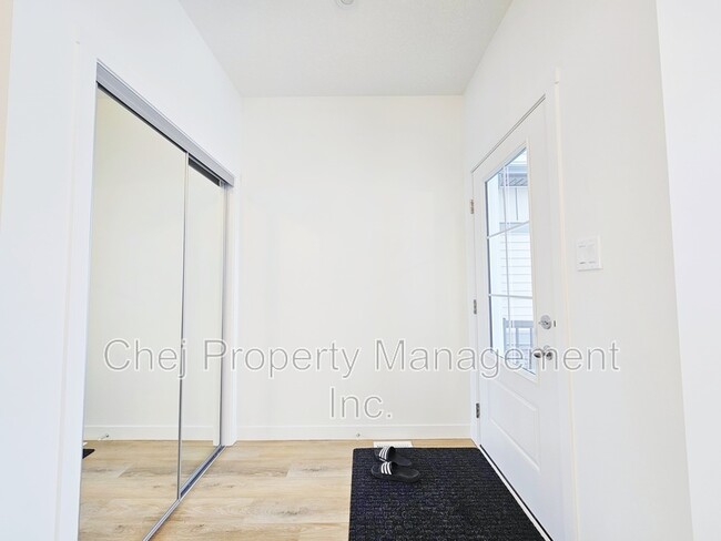 Photo - 6341-6341 King Wynd SW