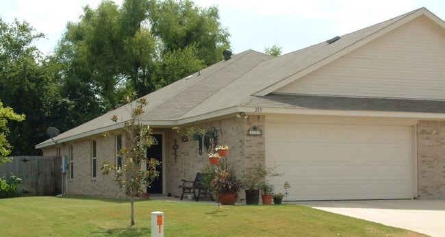 Building Photo - ROBIN213-15 Unit 213