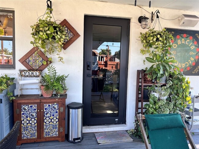 Photo - 581 NW 185th St