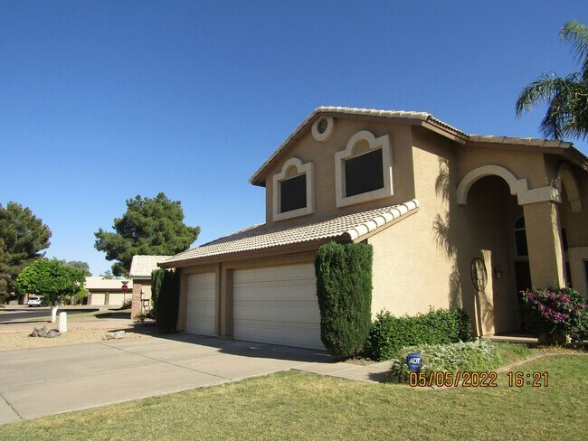 Building Photo - Gorgeous home with upgrades and move in ready