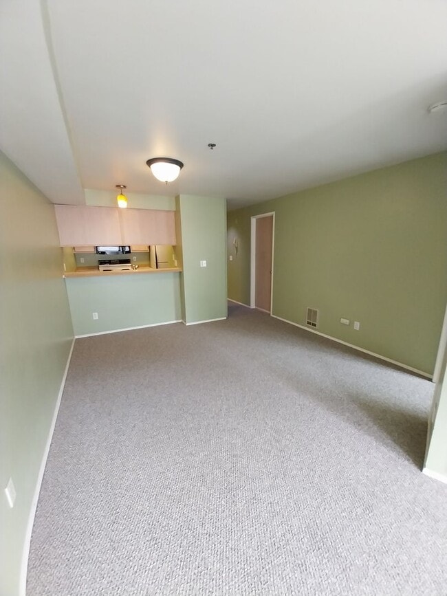 Photo - Bright 6th Floor Capitol Hill Condo | Parking Included | 2 Weeks Free Unidad 609