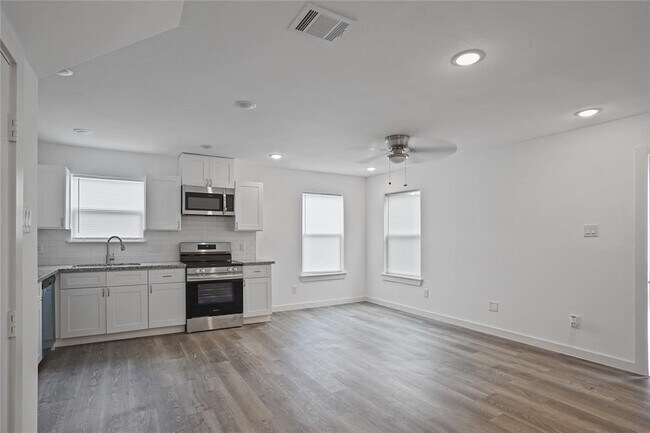 Photo - 9313 Hillis St Unidad B