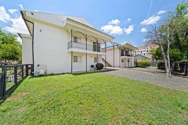 Building Photo - 1313 E 52nd St Unit 207 Rental