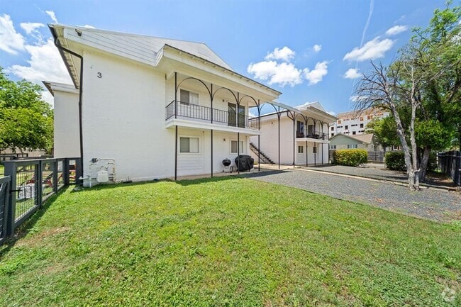 Building Photo - 1313 E 52nd St Unit 207 Rental