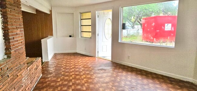 Photo - 2325 Johnson St