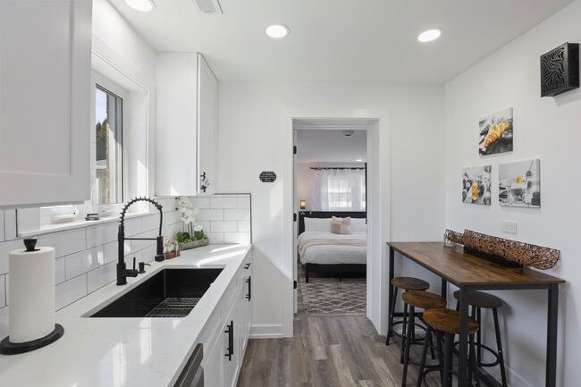 Cocina - 1900 Pratt Ave