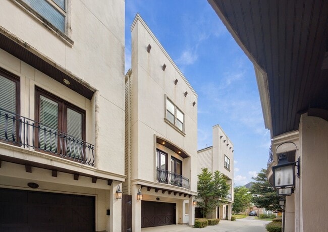 1108 Peveto St