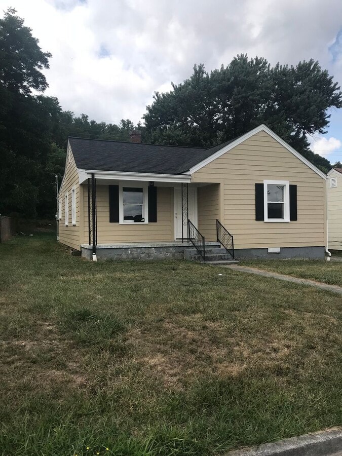 Beautiful Four Bedroom Two Bath Home being renovated and available soon in Radford - Beautiful Four Bedroom Two Bath Home being renovated and available soon in Radford