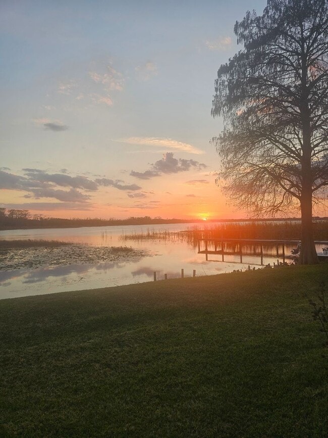 Building Photo - 2 bed 2.5 bath Lake Front Townhouse