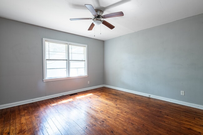 Photo - 1119 Regent St SW