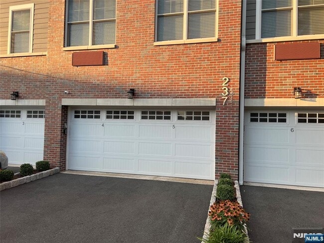 Building Photo - 237 Lincoln Ave Unit 201