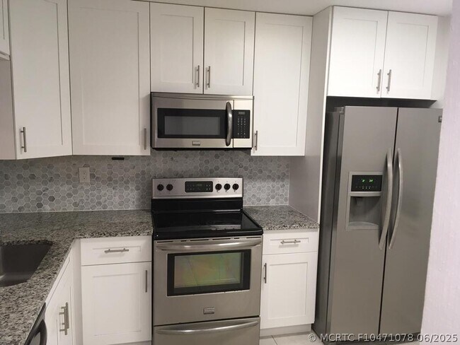 Building Photo - 2900 NW 42nd Ave Unit A409