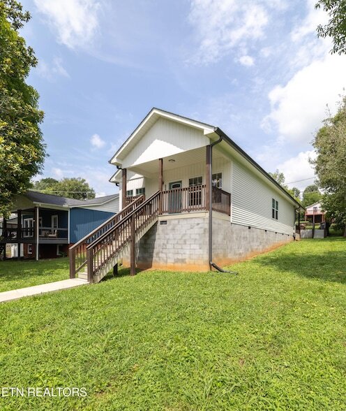 Photo - 619 Midlake Dr NE