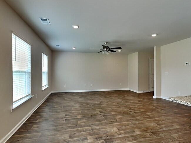 Photo - 421 Leaning Maple Wy