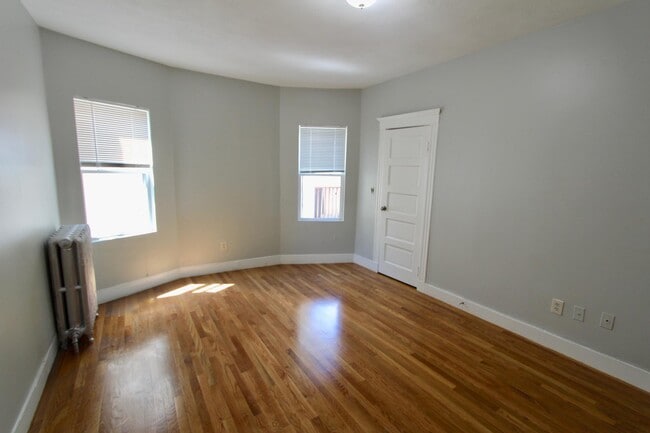 Building Photo - 109 Pleasant St Unit 1 Rental