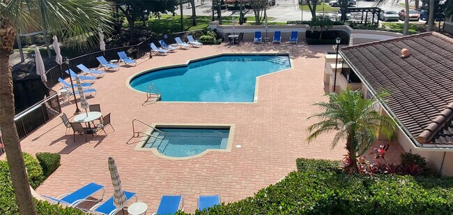 Photo - 8781 Wiles Rd Unidad 308