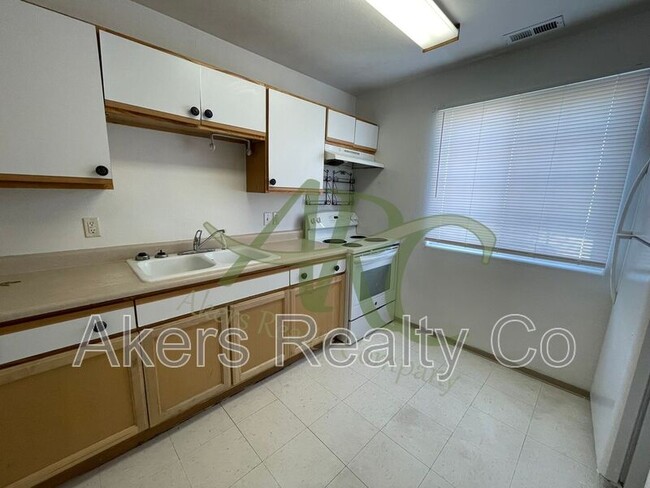 Photo - 3003 Ontario St