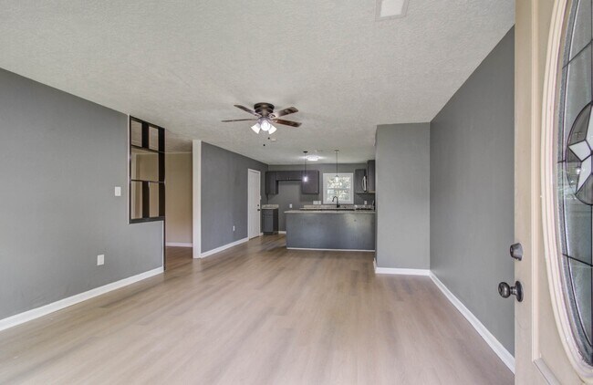 Photo - 5839 Southurst St