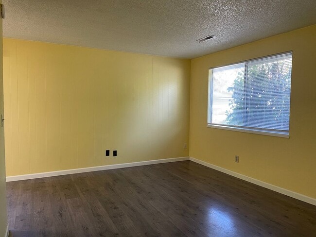 Photo - Great 1 bedroom, 1 bath cottage ~ nice quiet street