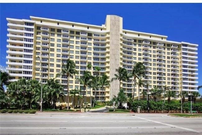 Building Photo - 5600 Collins Ave Unit 4U