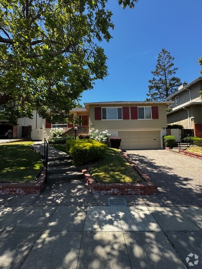Building Photo - Charming Home in Coveted Baywood Neighborh...
