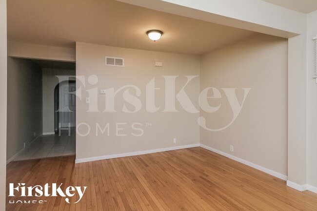 Photo - 1369 Hinman St