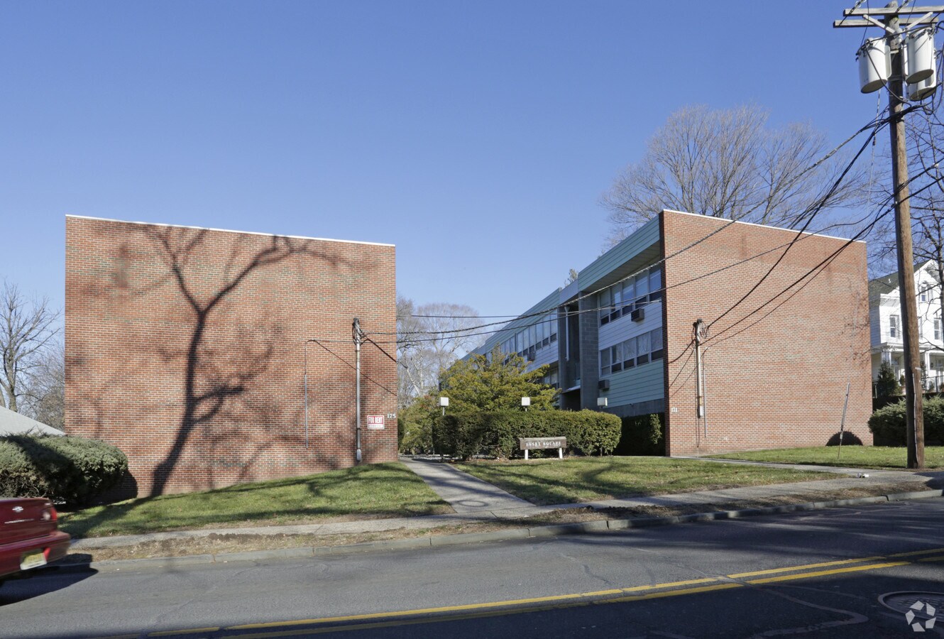 Essex Square - Essex Square Apartments