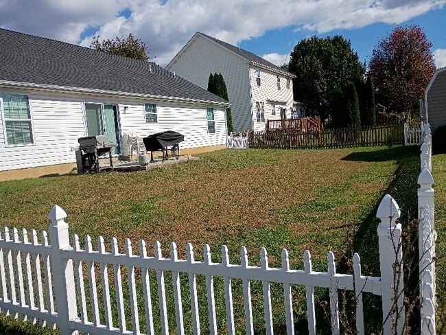 Photo - 253 Wren St N