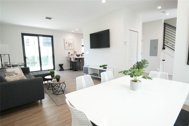 Building Photo - 211 SE 4th St