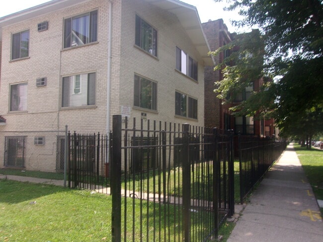 Building Photo - 567 N Pine Ave