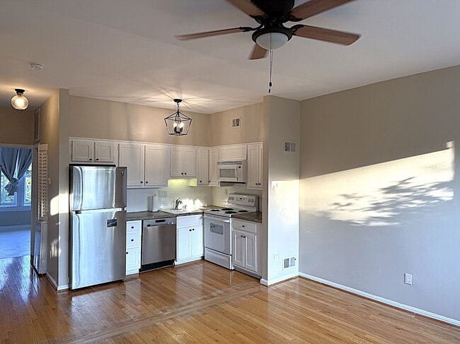 Building Photo - 437 2nd St SE Unit 437 2nd St SE #3B Rental