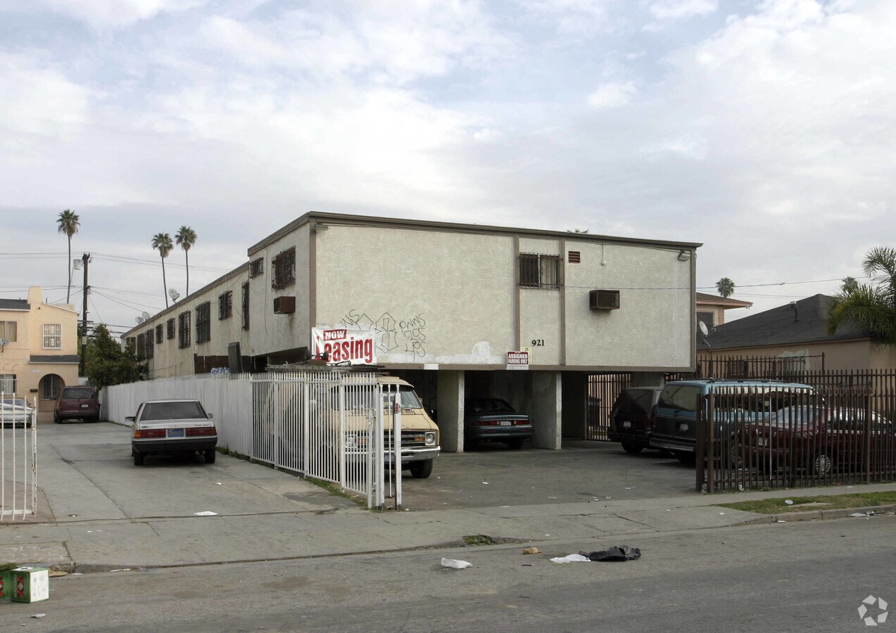 Photo - 921 W 82nd St