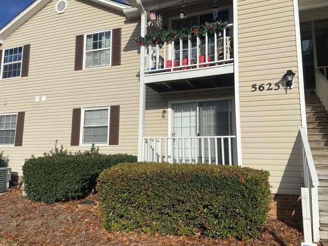 2 Bedroomn 1 Bathroom Condo in Greensboro! - 2 Bedroomn 1 Bathroom Condo in Greensboro! Unit F